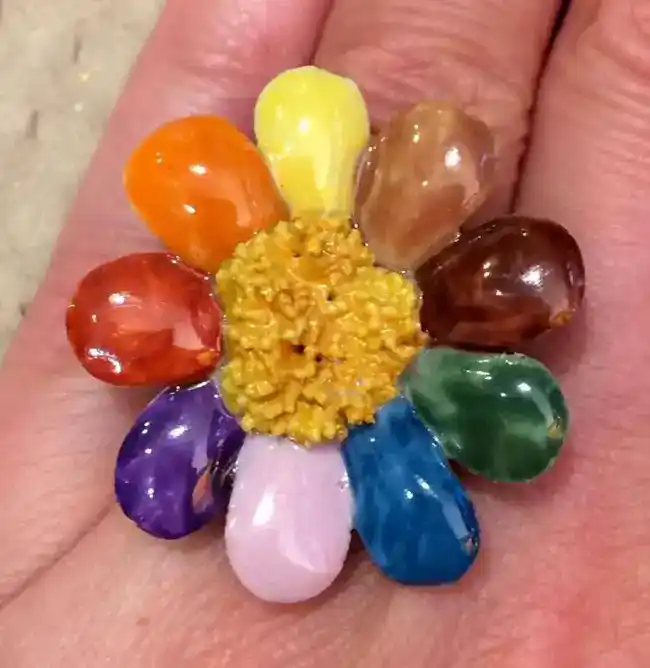 Bague marguerite personnalisée par des pétales de différentes couleurs.