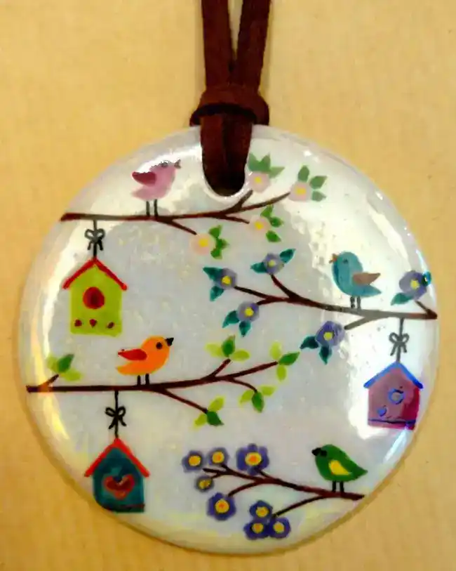 Pendentif rond en porcelaine personnalisé d'après le faire-part de naissance.