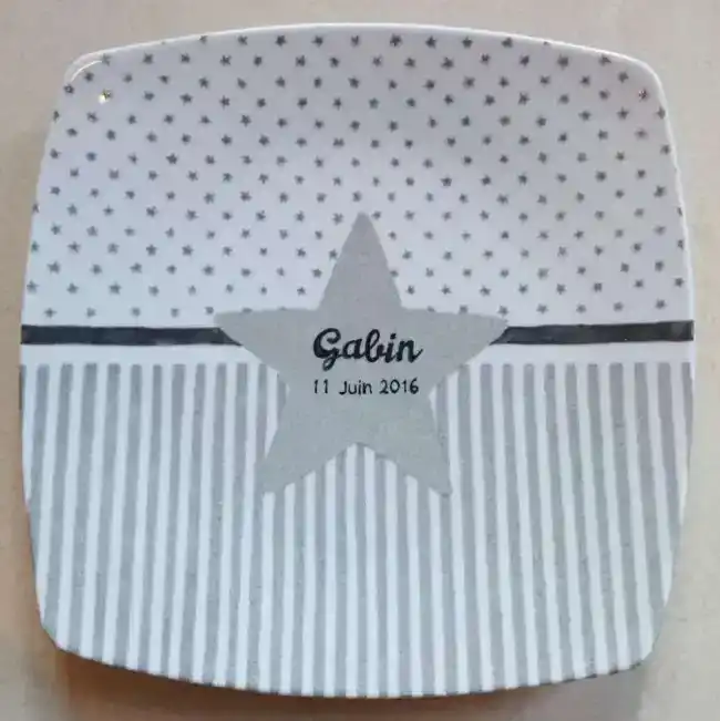 Assiette dessert carrée en porcelaine personnalisée d'après le faire-part de naissance.