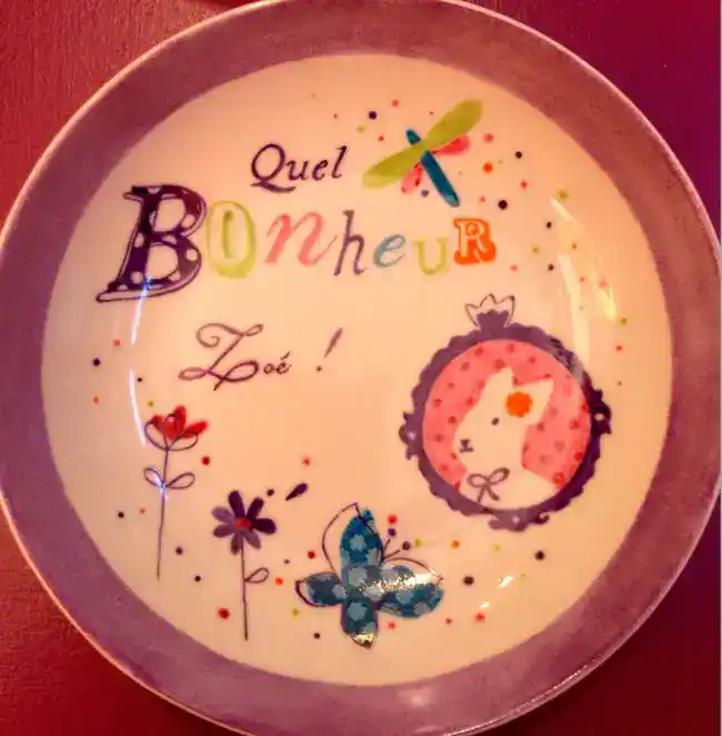 Assiette creuse en porcelaine personnalisée d'après un faire-part de naissance..