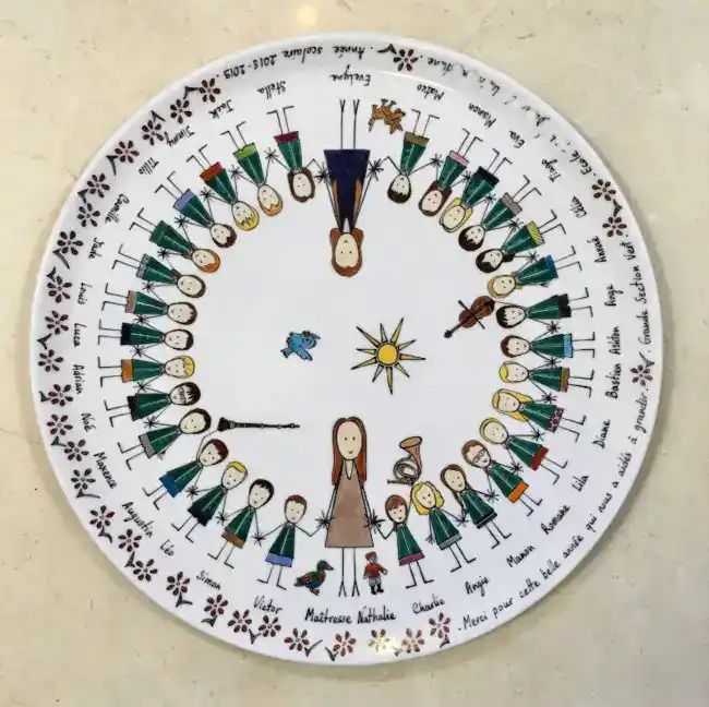 Plat à tarte en porcelaine personnalisé d'après la photo de classe et le thème travaillé durant l'année scolaire