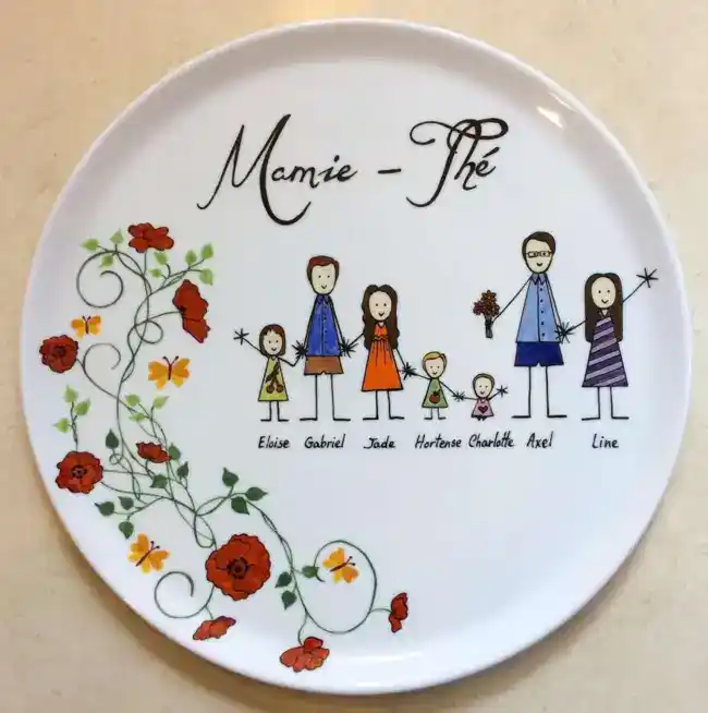 Plat à tarte en porcelaine personnalisé dans un style naïf par une famille et une frise de coquelicots.