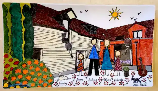 Plat rectangulaire Design en porcelaine personnalisé dans un style naïf par une famille et leur maison.