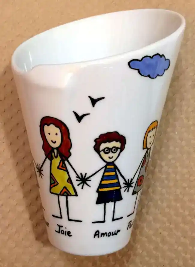 Cornet de frites ou pot à crayons en porcelaine personnalisé dans un style naïf.