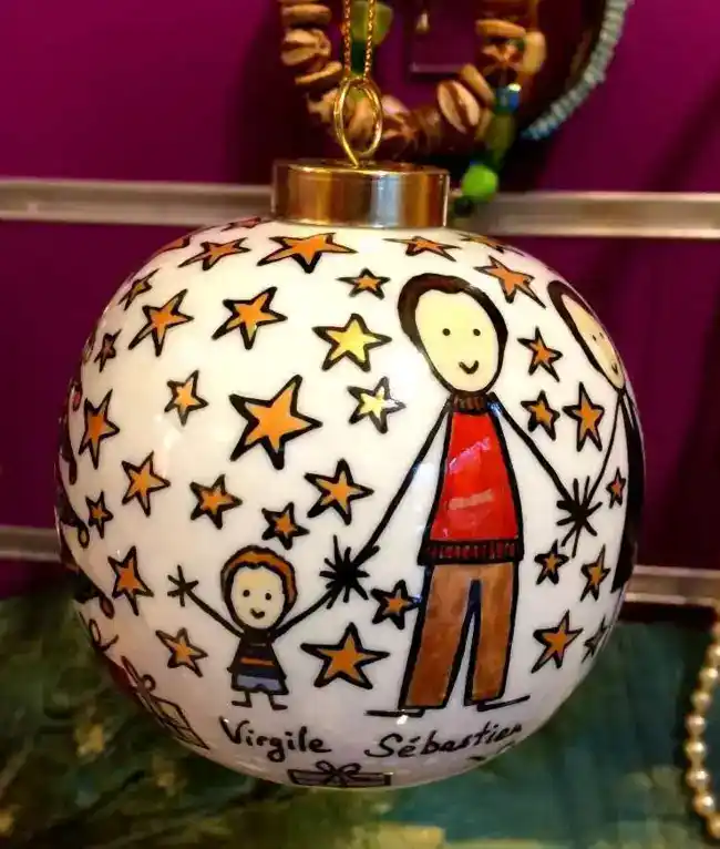 Boule de Noël en porcelaine personnalisée dans un style naïf.