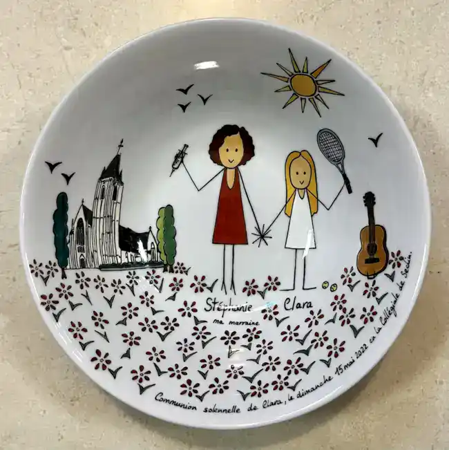 - Cadeau baptême assiette en porcelaine personnalisée.