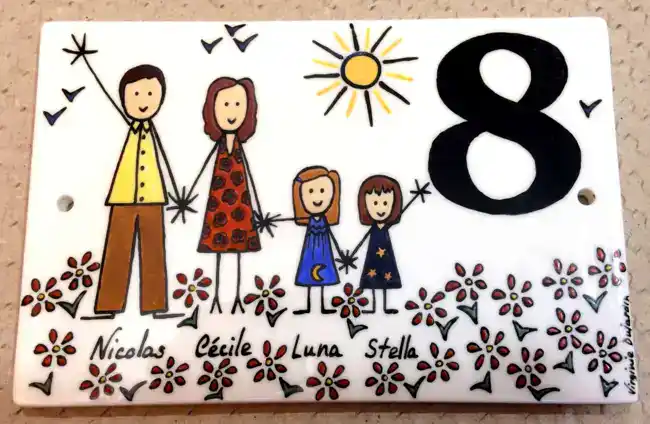 Plaque de maison avec numéro en porcelaine personnalisée dans un style naïf