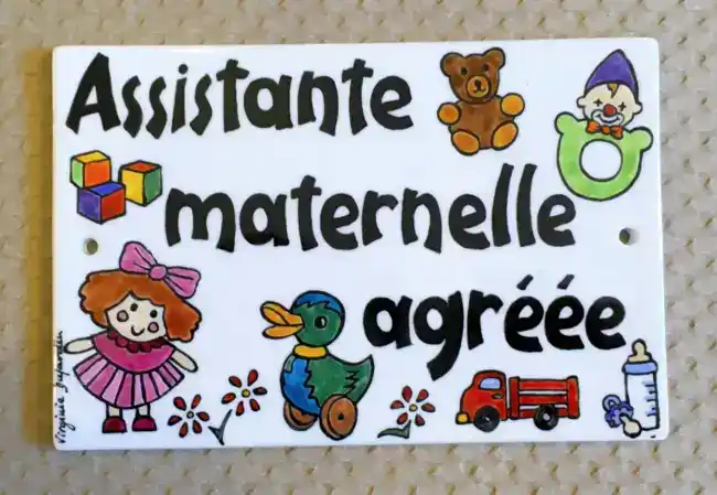 Plaque de maison en porcelaine personnalisée pour une assistante maternelle agréée.