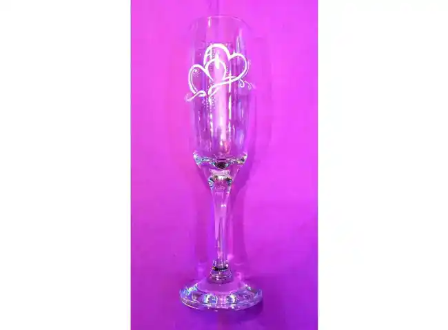 Flûte à Champagne personnalisée par des coeurs entrelacés.