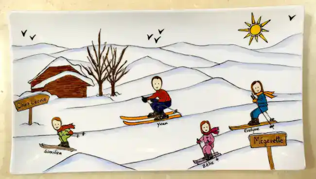 - Cadeau Maman plat Design en porcelaine personnalisé par une famille et ses passions.