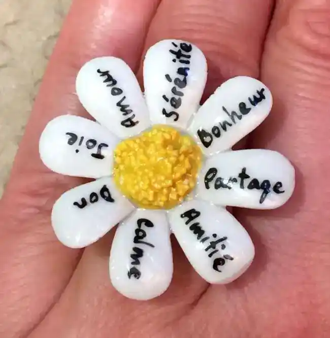 Bague marguerite personnalisée par des mots doux.