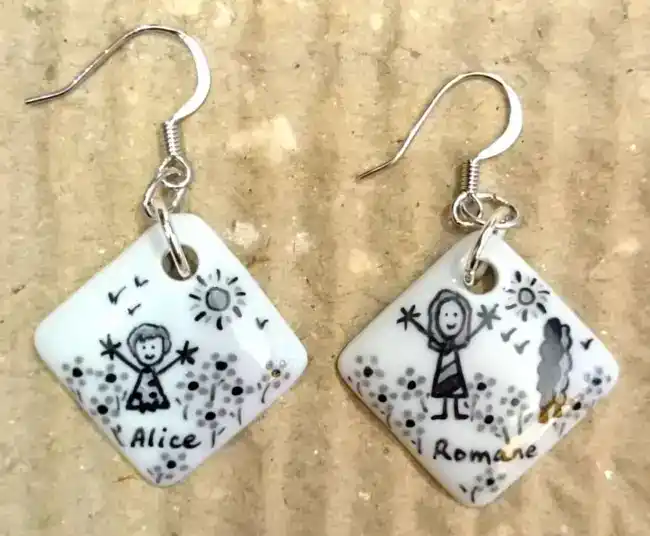 - Boucles d'oreilles en porcelaine personnalisées.