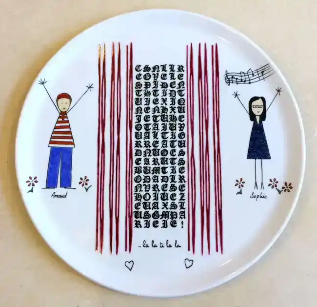 Plat à tarte en porcelaine personnalisé d'après le faire-part de mariage.