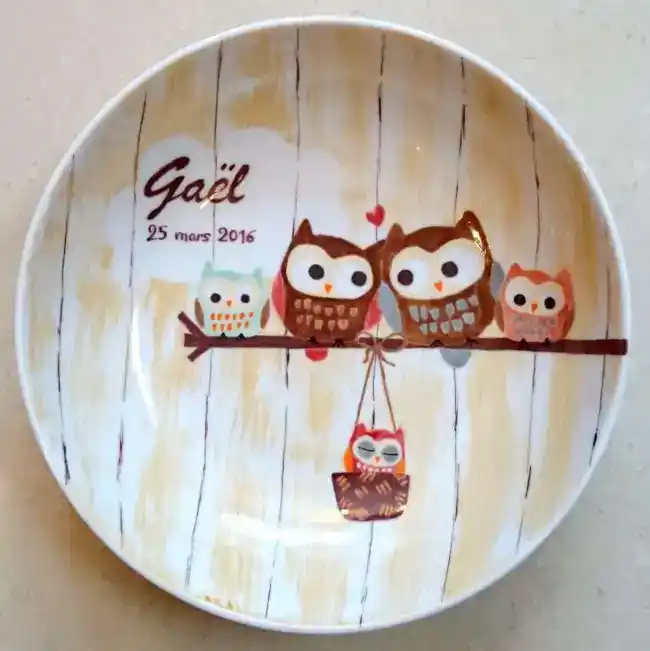Assiette creuse en porcelaine personnalisée d'après un faire-part de naissance.