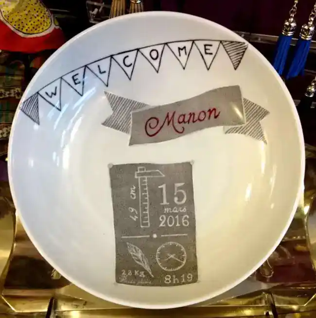 Assiette creuse en porcelaine personnalisée d'après le faire-part de naissance manon