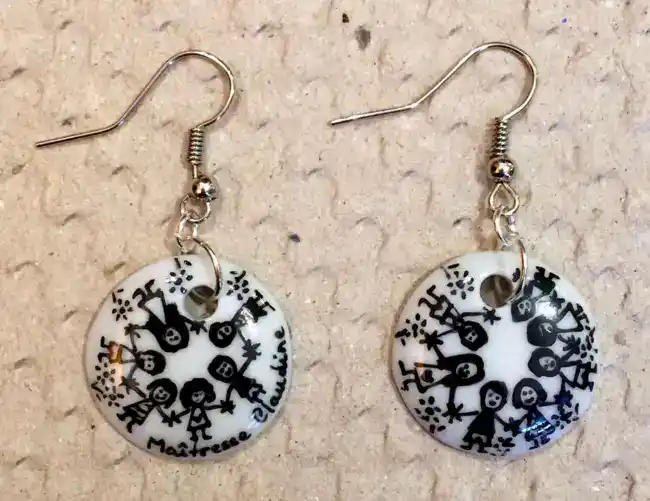 Boucles d'oreilles rondes en porcelaine personnalisées par une farandole pour une maîtresse d'école