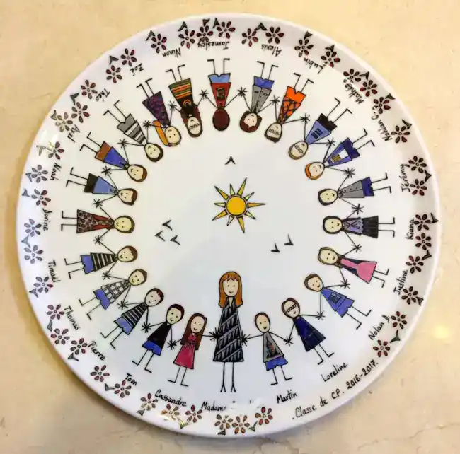 - Cadeau Maîtresse plat à tarte personnalisé d'après la photo de classe.