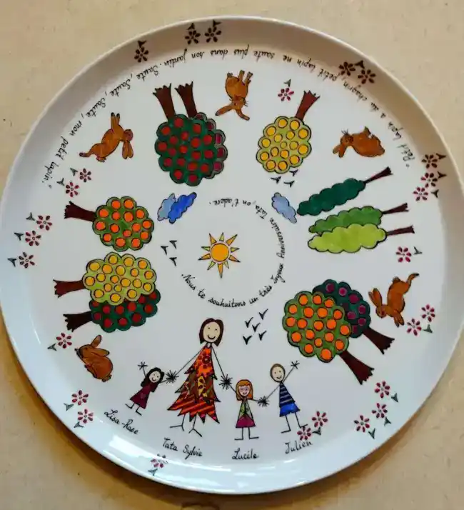 Plat à tarte en porcelaine personnalisé dans un style naïf.