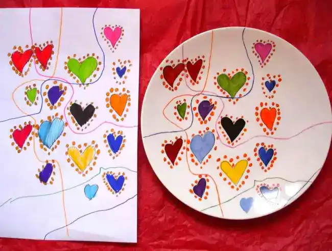 Assiette plate Elysée en porcelaine personnalisée d'après le dessin d'un enfant.