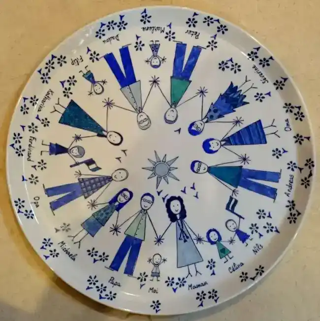 - Cadeau Mamie plat à tarte en porcelaine personnalisé dans un style naïf par une famille.