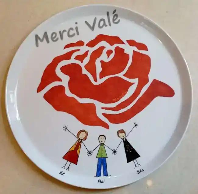 Plat à tarte en porcelaine personnalisé dans un style naïf par une famille et par une rose stylisée.