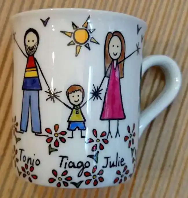 Tasse machine à café en porcelaine personnalisée dans un style naïf.