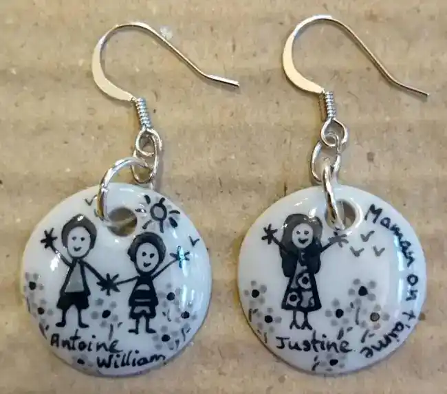 Boucles d'oreilles rondes en porcelaine personnalisées dans un style naïf en noir et gris Maman on t'aime.
