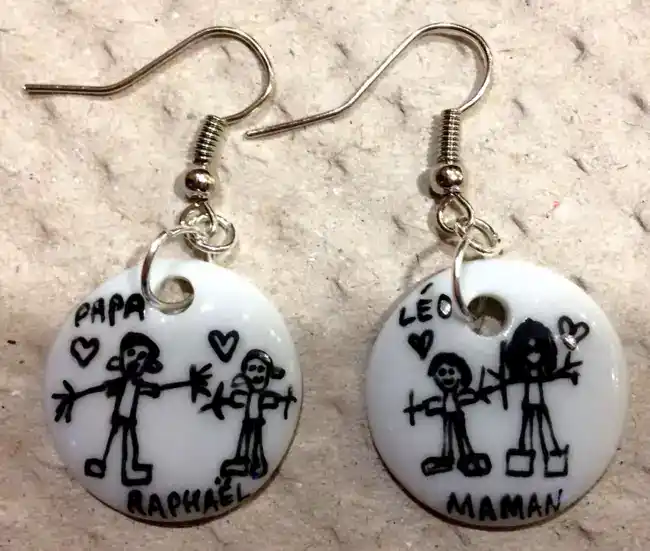 Boucles d'oreilles rondes en porcelaine personnalisées d'après le dessin d'une enfant.