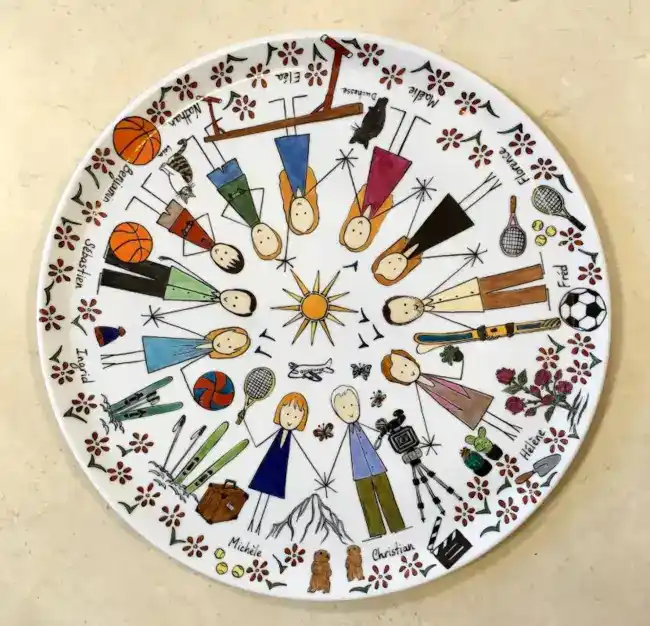 - Cadeau Mamie plat à tarte en porcelaine personnalisé dans un style naïf par une famille et ses passions.