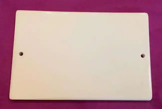 Plaque de maison petit modèle percée en porcelaine à personnaliser. (Rupture)