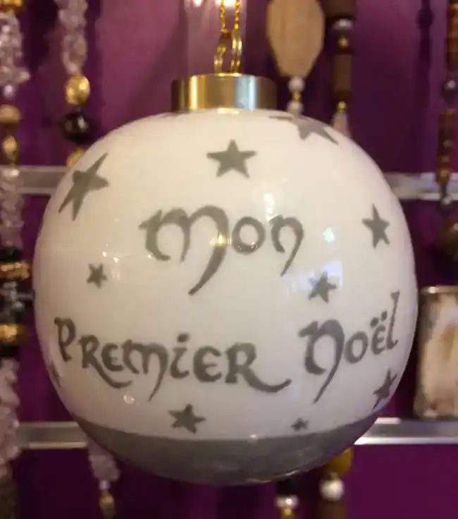 Boule de Noël personnalisée à l'occasion d'un premier Noël.