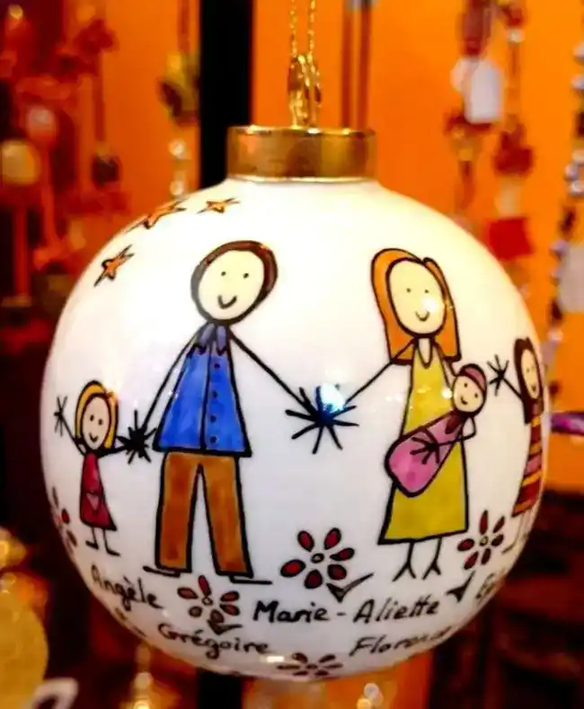 Boule de Noël personnalisée dans un style naïf.