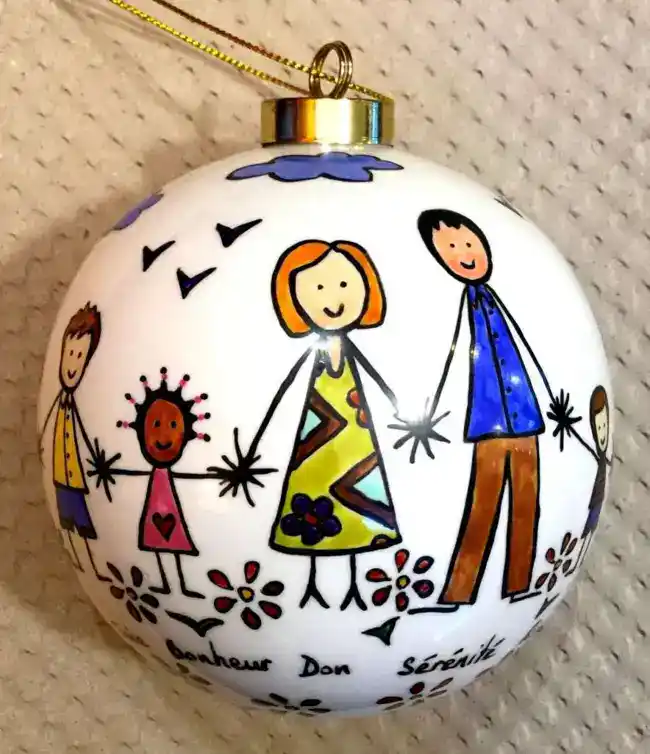 Boule de Noël personnalisée dans un style naïf.