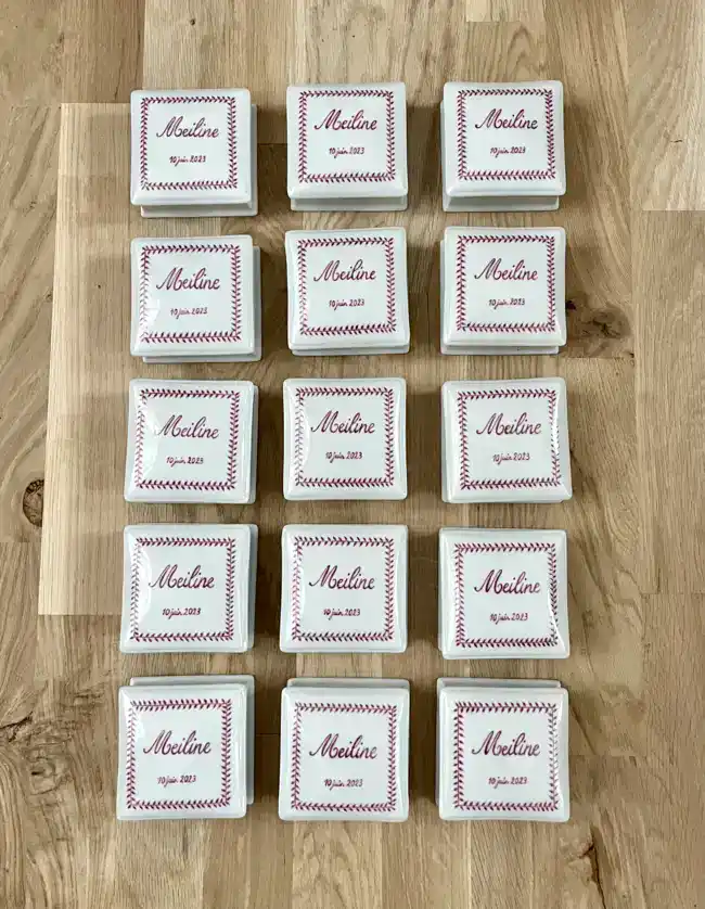 - Cadeau souvenir de baptême, communion ou confirmation en porcelaine personnalisée.