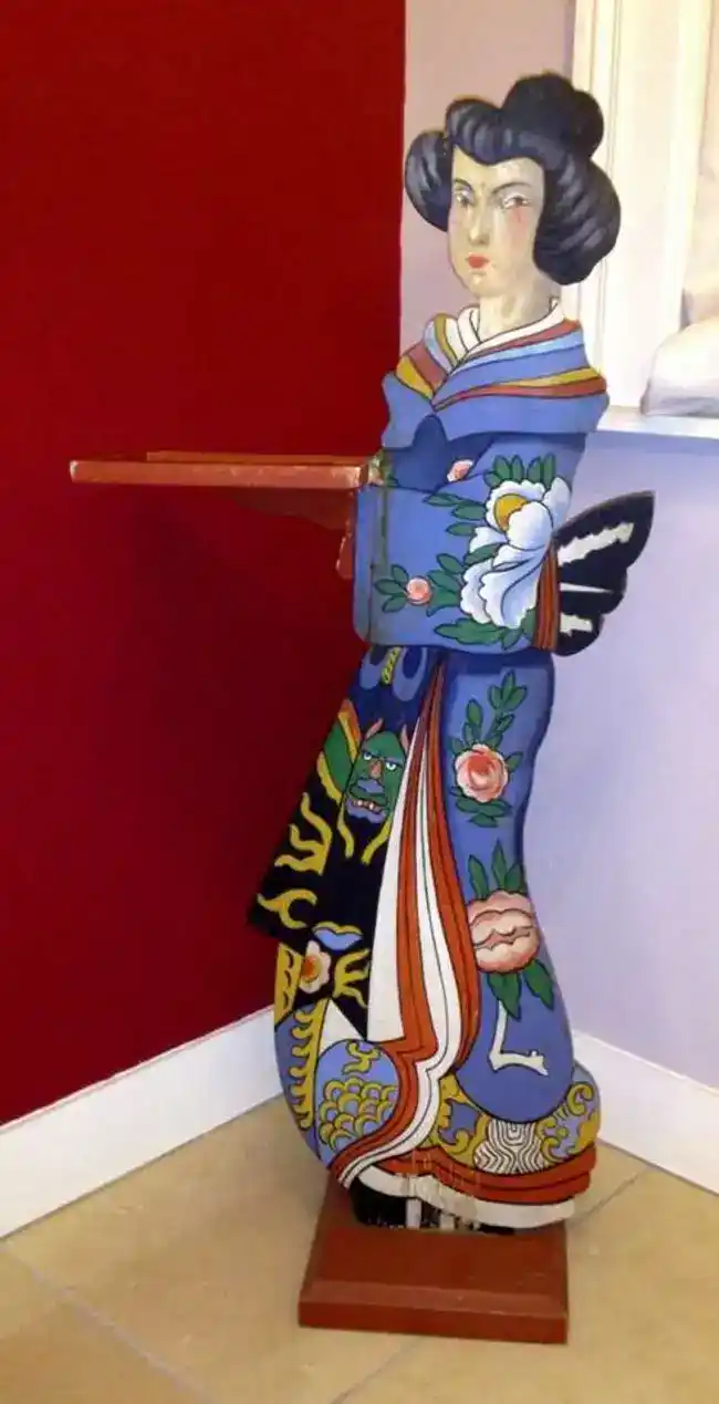 Bois Peint Geisha en bois peint.