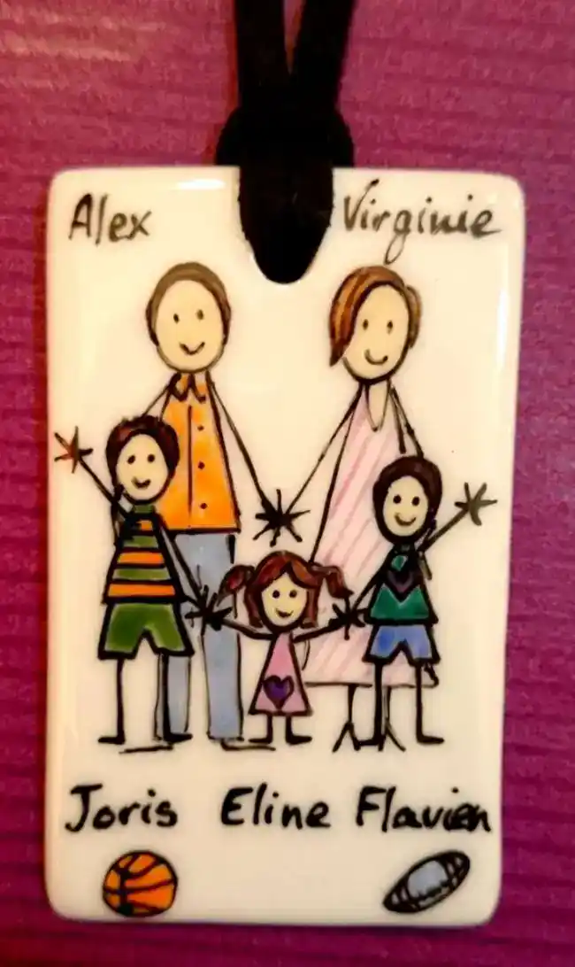 Pendentif rectangle en porcelaine personnalisé dans un style naïf.