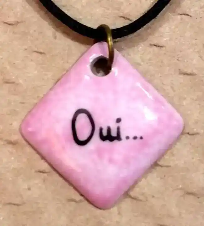 Pendentif petit carré en porcelaine personnalisé par un "Oui..."