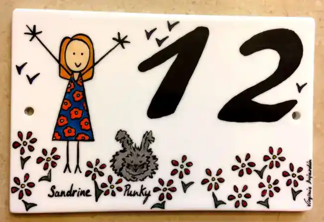 Plaque de maison avec numéro en porcelaine personnalisé dans un style naïf.