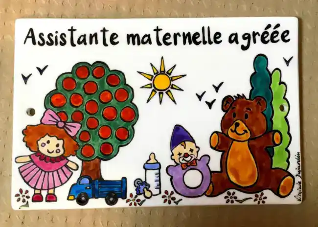 Plaque de maison en porcelaine personnalisée pour une assistante maternelle agréée.