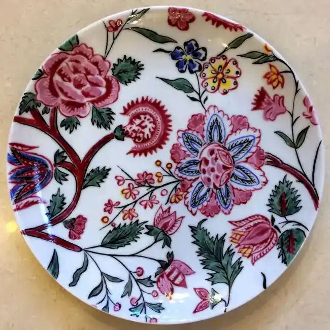 Assiette à dessert Elysée en porcelaine personnalisée d'après un ancien papier peint.
