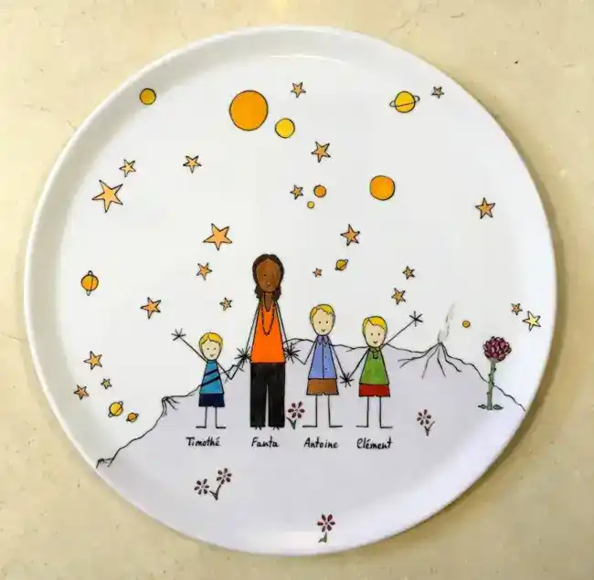 Plat à tarte en porcelaine personnalisé pour une nounou dans un style naïf avec l'inspiration du Petit Prince.