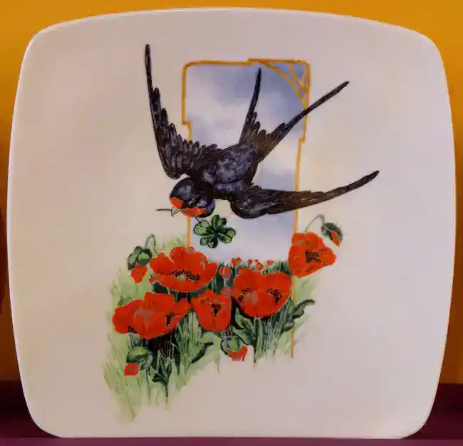 Assiette carrée en porcelaine personnalisée d'après une carte postale ancienne.