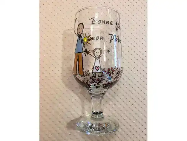 Verre à bière sur pied personnalisé dans un style naïf à l'occasion de la fête des pères.
