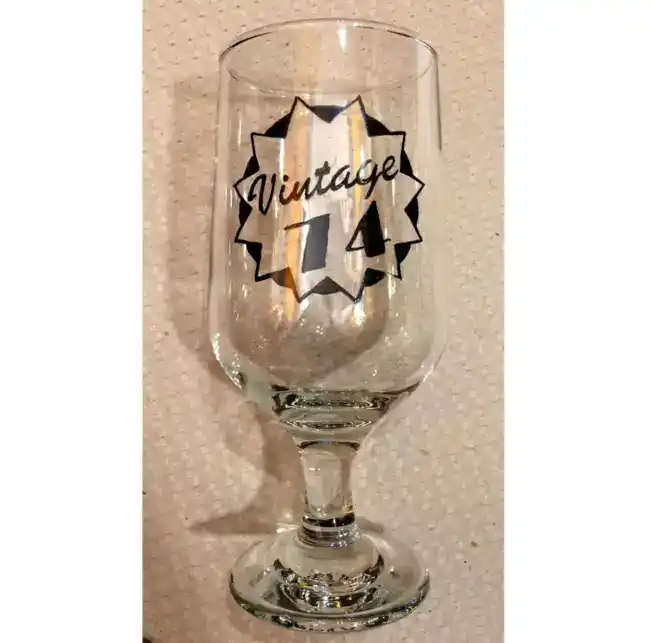 Verre à bière sur pied personnalisé d'après un logo.