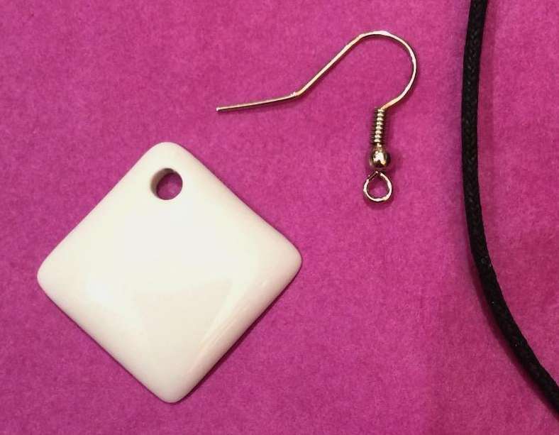 Petit carré (un trou) en porcelaine pour la création de boucles d'oreilles ou d'un collier à personnaliser