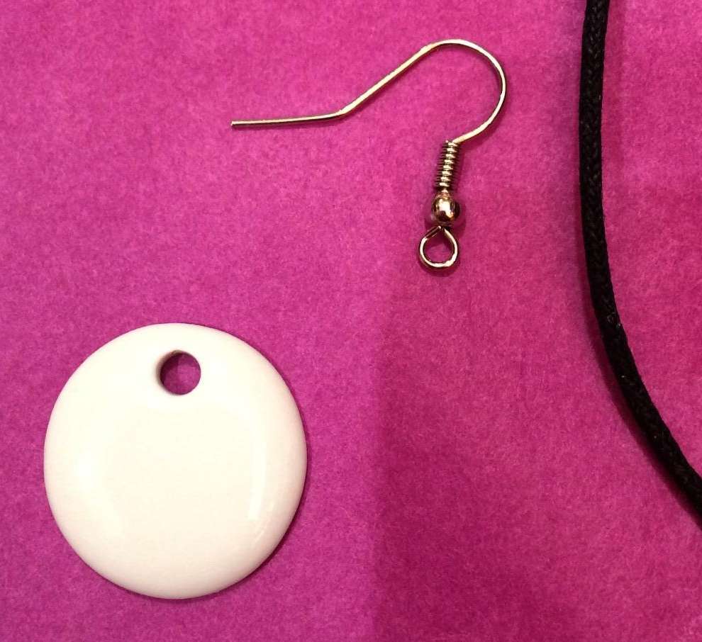 Petit rond (un trou) en porcelaine pour la création de boucles d'oreilles ou d'un collier à personnaliser