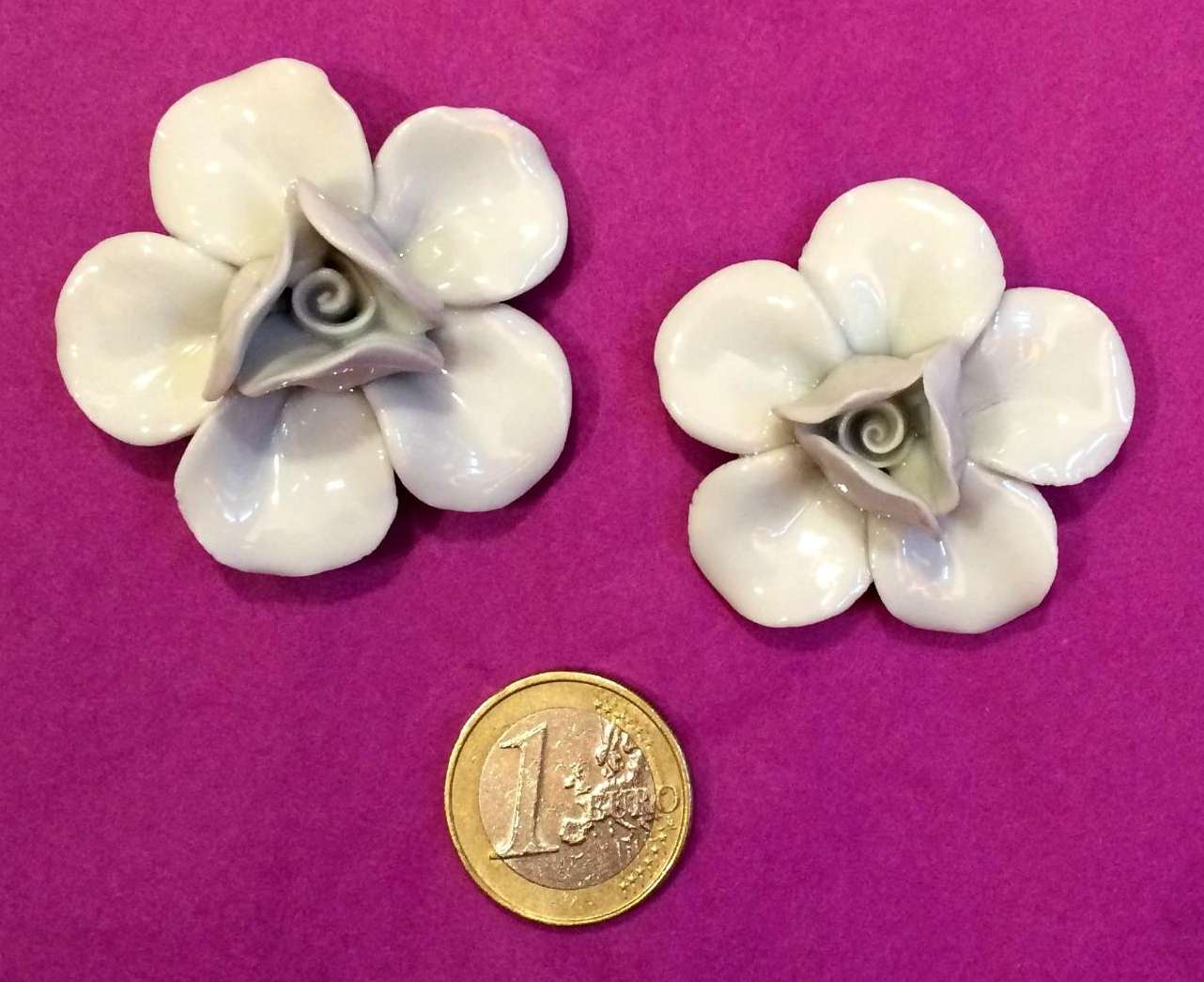 Roses en porcelaine à personnaliser pour la réalisation d'une bague ou d'un pendentif