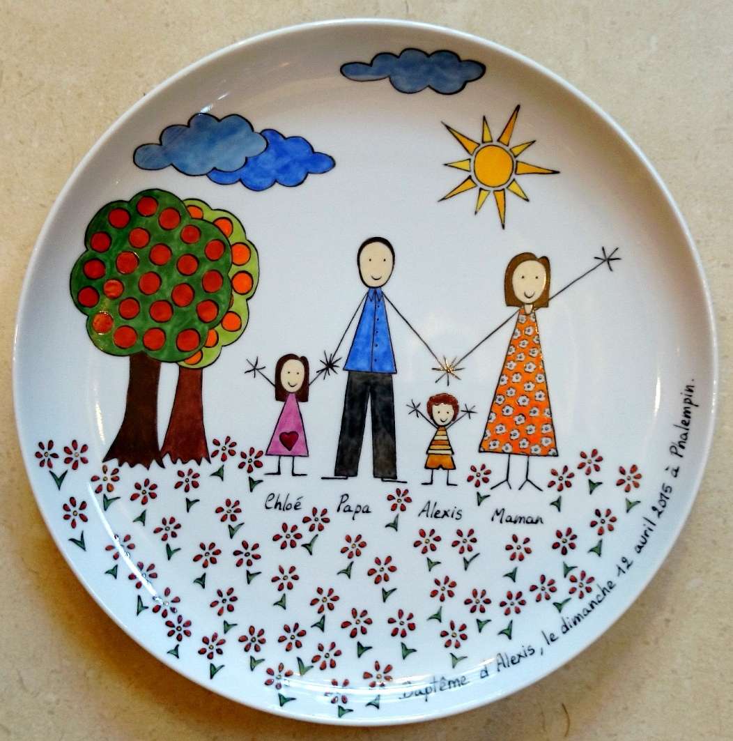 Assiette plate Elysée en porcelaine personnalisée dans un style naïf par une famille à l'occasion d'un baptême