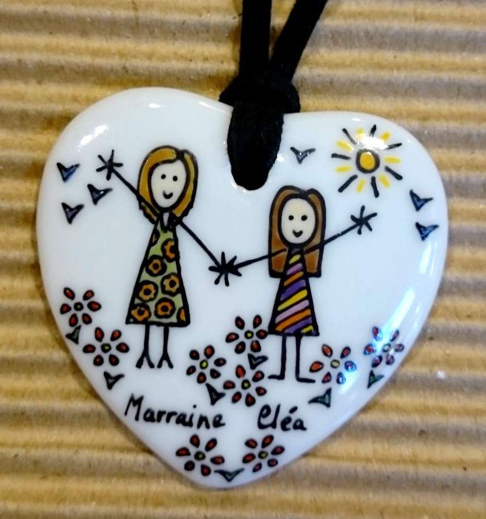 Pendentif cœur en porcelaine personnalisé dans un style naïf par une marraine et sa filleule