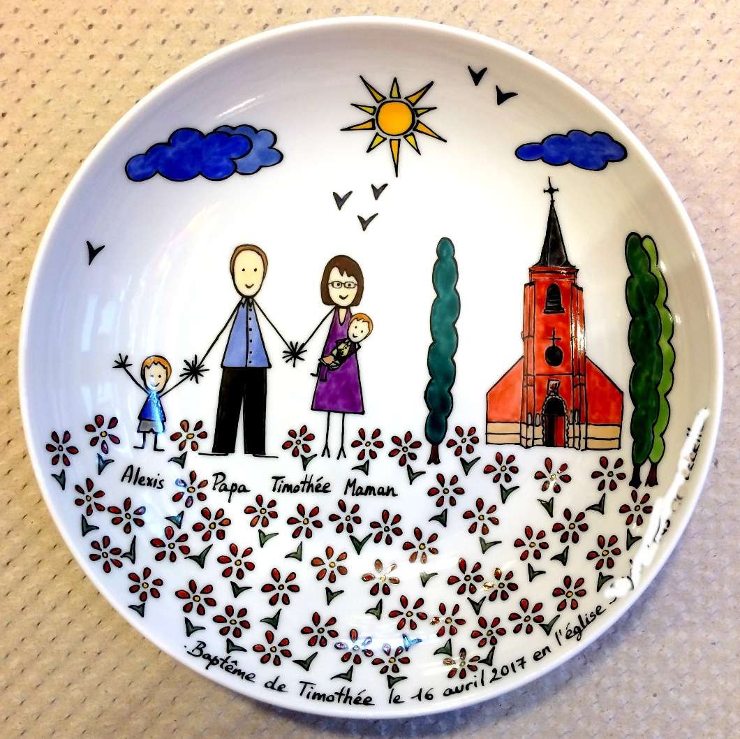 Assiette plate Elysée en porcelaine personnalisée dans un style naïf par une famille à l'occasion d'un baptême.